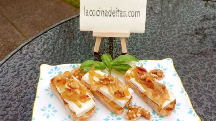 Receta: tostas de brie con cebolla caramelizada y nueces