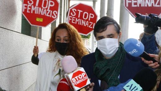 Rocío Carrasco, increpada con pancartas de 'Stop feminazis' a su salida del juzgado