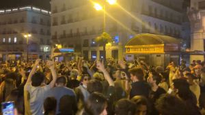 Miles de personas salen a las calles en varias ciudades a celebrar el fin del estado de alarma