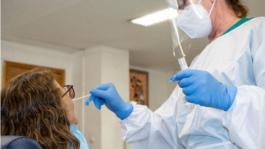 ¿Qué hacer si te contagias de coronavirus en vacaciones y fuera de tu comunidad?