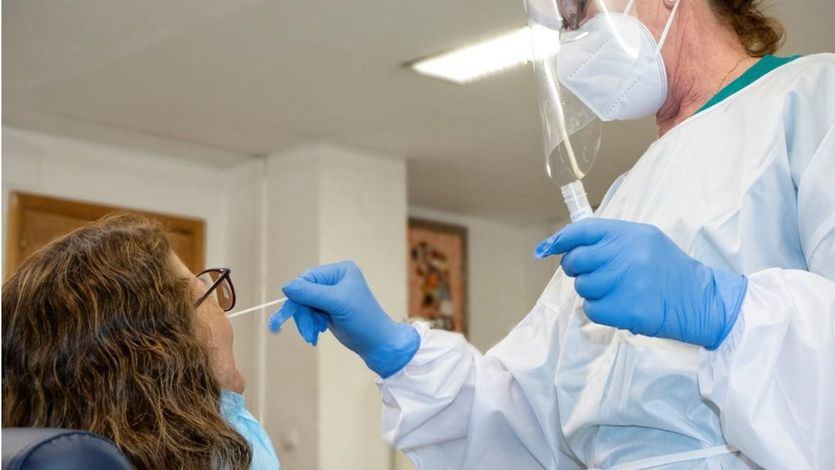 ¿Qué hacer si te contagias de coronavirus en vacaciones y fuera de tu comunidad?