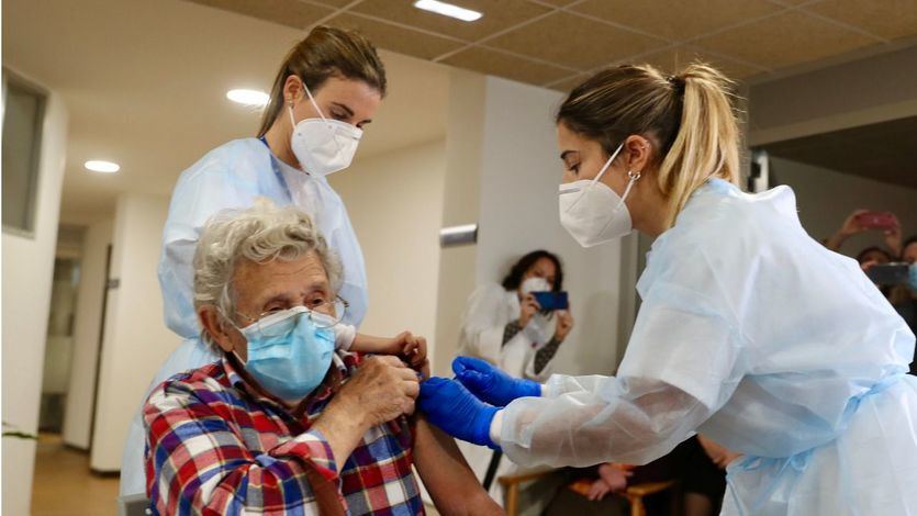 9 de cada 10 personas mayores de 60 años han recibido una dosis de la vacuna