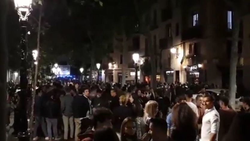 Desalojan a miles de personas de botellones multitudinarios en Barcelona