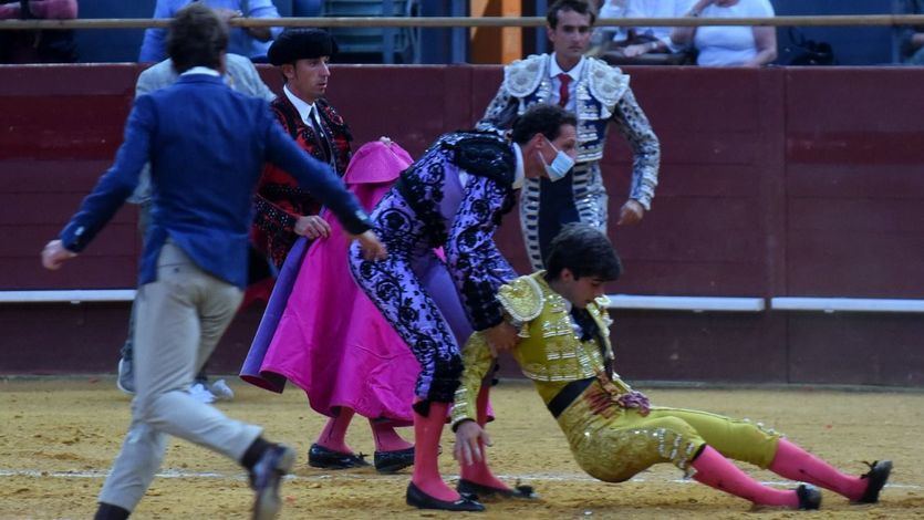 Perera es recogido por sus peones y su apoderado Juan José Padilla, de paisano, tras la gravísima cornada.