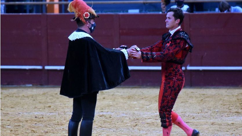 Daniel Luque recibe del alguacilillo las dos orejas que cortó al último toro del festejo