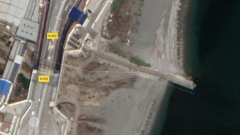 Vista aérea del espigón de la playa de El Tarajal, en Ceuta