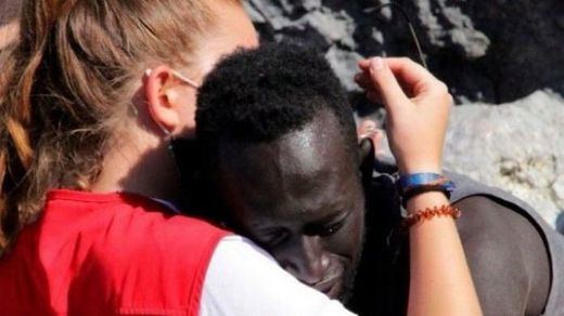 ¿La imagen más viral y humana del año?: Luna y el abrazo del inmigrante en Ceuta