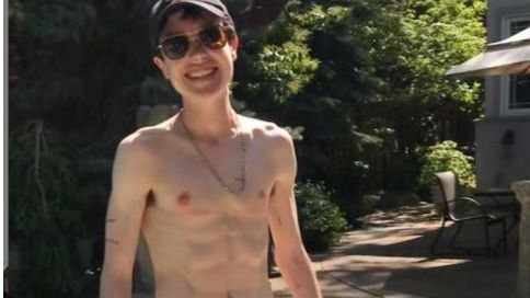 Elliot Page muestra su cuerpo masculino desnudo tras anunciar que es trans