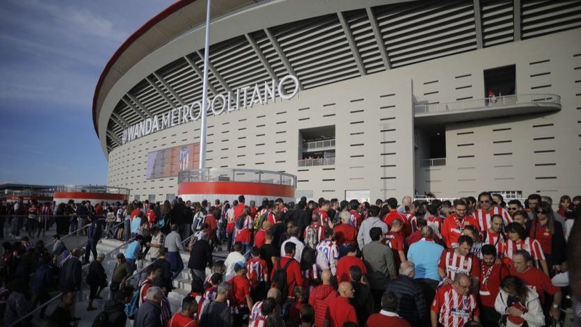 El fútbol con público vuelve a Madrid: Ayuso anuncia que habrá un 30% de aforo en el amistoso contra Portugal