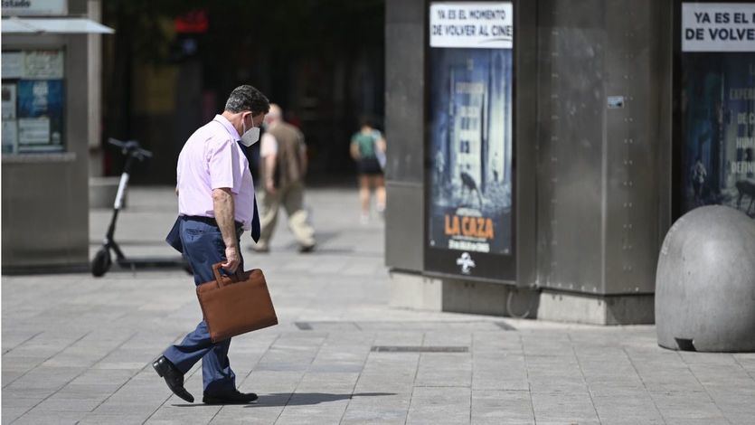 Sanidad notifica 5.359 nuevos contagios y 90 muertos mientras la incidencia apenas baja un punto