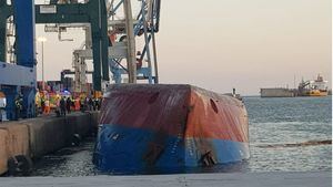 2 desaparecidos y 3 heridos tras el vuelco de un barco de mercancías en Castellón