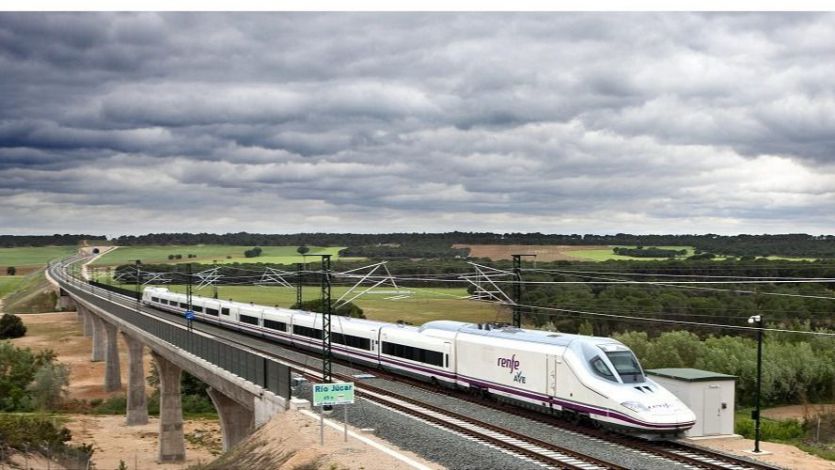 Renfe 'Transporte Ferroviario Oficial' de las selecciones españolas de fútbol y baloncesto