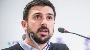 Ramón Espinar, ex de Podemos, defiende la vacunación de la Selección y se lía en redes