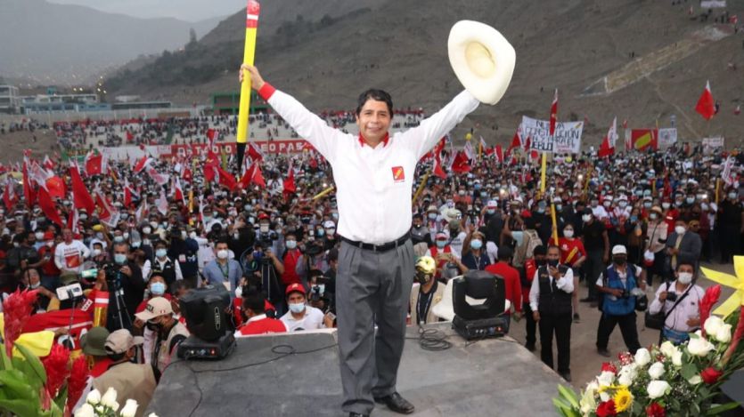 Perú: el izquierdista Pedro Castillo lidera el recuento con el 96% del voto escrutado