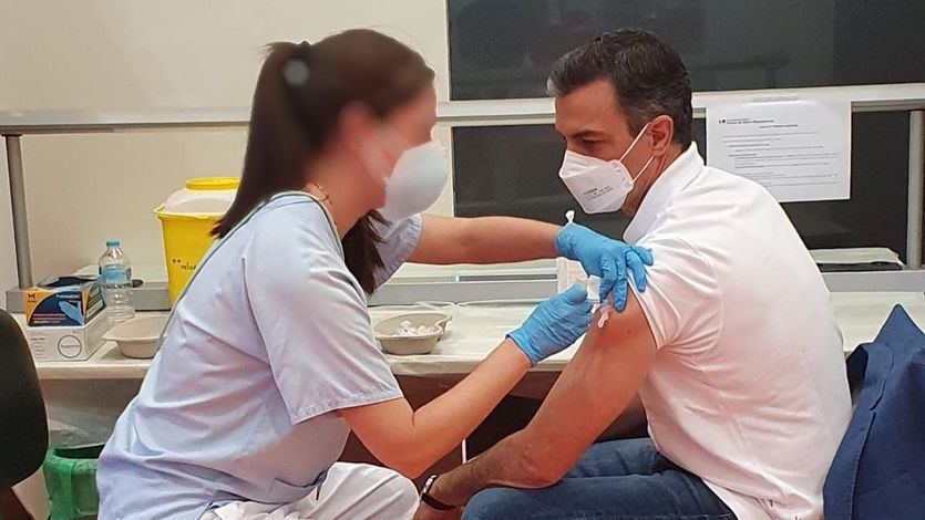 El presidente del Gobierno, Pedro Sánchez, recibe la primera dosis de la vacuna contra el coronavirus