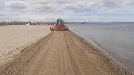 La limpieza de las playas de Valencia reforzada para San Juan