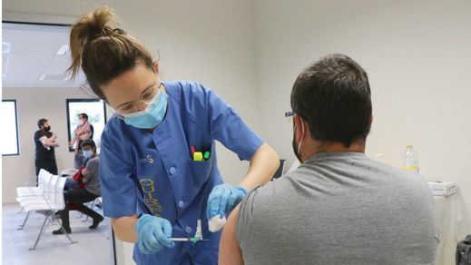 Ya son más de 15 millones los españoles inmunizados y la mitad de la población cuenta con una dosis
