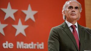 Madrid solicita una reunión con Darias para hablar sobre "medidas eficaces" de control en Barajas