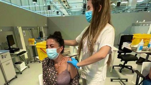 Macarena Olona de Vox se vacuna y dejan de seguirla en redes sociales negacionistas, antivacunas y ultras