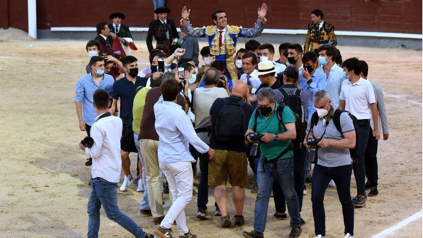 Emilio de Justo, paseado a hombros por el ruedo de Las Ventas antes de salir por la Puerta Grande