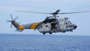 Un helicóptero cae al agua durante una persecución en el Estrecho