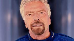 El multimillonario Richard Branson cumple su sueño espacial con su propio avión de Virgin
