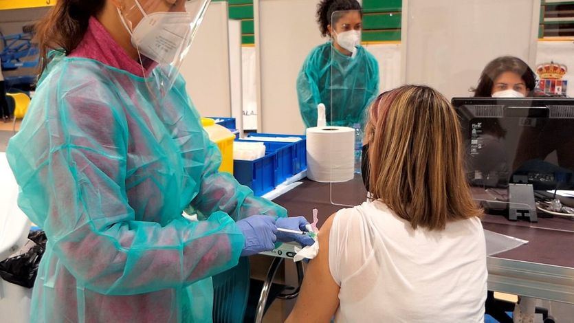 Alta incidencia pero un dato para la esperanza: España ya ha vacunado más que el gigante EEUU