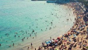 Las carreras en Torrevieja por coger sitio en la playa se hacen virales