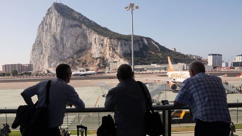 Europa pide eliminar los controles en la frontera terrestre entre España y Gibraltar