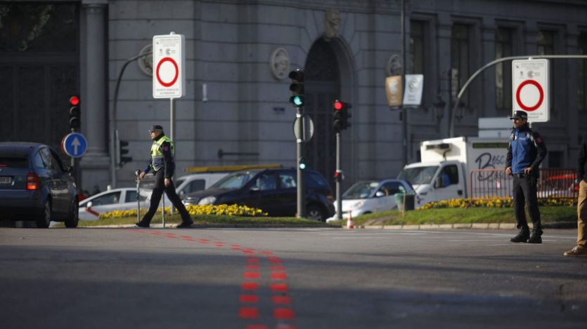 Un agente de movilidad y un policía municipal, en la entrada de Madrid Central