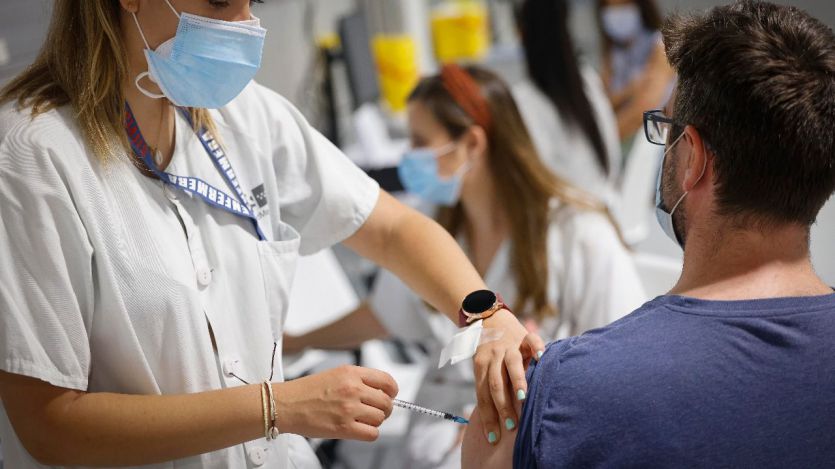 Segunda dosis de la vacuna de la covid: por qué genera más efectos y síntomas de malestar