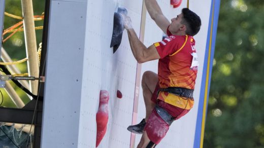 Alberto Ginés, escalando