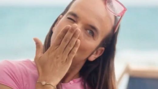 Gran polémica por el nuevo anuncio de Snickers protagonizado pot Aless Gibaja
