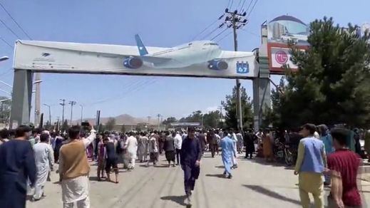 Caos en el aeropuerto de Kabul ante el intento desesperado de miles de afganos por salir del país