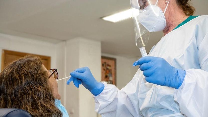 La incidencia cae por debajo de los 400 casos y Sanidad suma 14.336 nuevos casos y 144 fallecidos