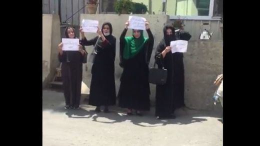 Las mujeres salen a las calles de Kabul para reivindicar sus derechos ante los talibanes
