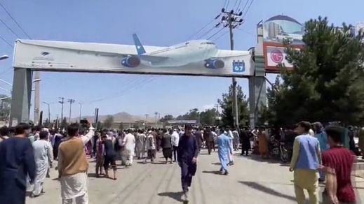 El caos reina en el aeropuerto de Kabul: al menos 7 civiles afganos muertos en las últimas horas