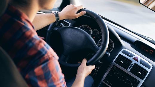 La 'guarrada' al volante que puede costarte multa y cárcel, según avisa la Guardia Civil