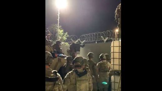 El vídeo viral de los militares españoles ayudando a afganos a entrar en el aeropuerto
