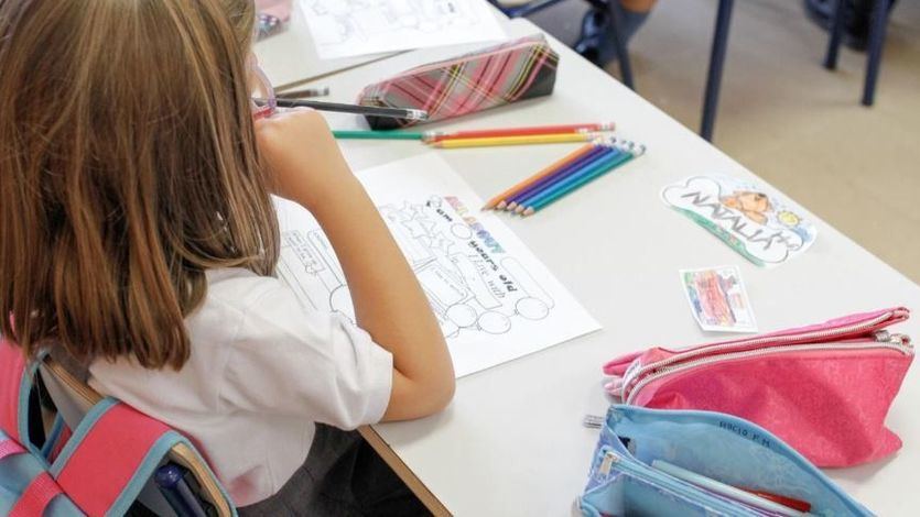 Niña en el colegio