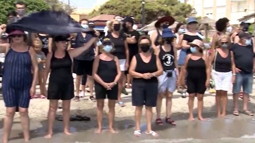 Abrazo simbólico al Mar Menor: miles de personas se visten de luto para reclamar soluciones