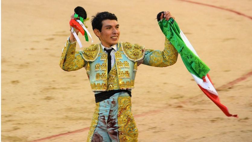El mexicano Fonseca da la vuelta al ruedo con una bandera de su país