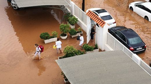 Una tromba de agua sorprende en Benicàssim anegando calles y viviendas