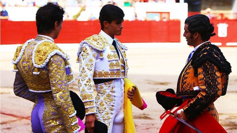 Ceremonia de doctorado de Francisco de Manuel con Morante de padrino (derecha) y Roca Rey de testigo. 