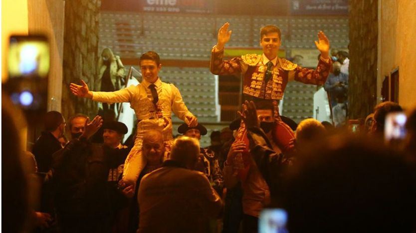 Salida a hombros de los dos triunfadores del último festejo del abono.