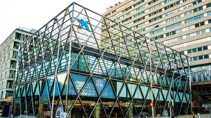 Oficina de CaixaBank 'all in one' Madrid está situado en el edificio Axis de la plaza de Colón