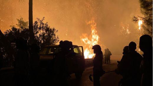Un gran incendio en Sierra Bermeja, Málaga, obliga a cortar parte de la AP7
