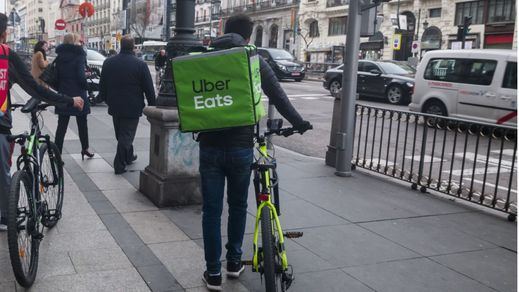 Los sindicatos denuncian a Uber Eats por el despido colectivo de más de 3.000 repartidores