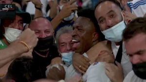 Polémica celebración de Vinicius con la afición tras su gol en plena pandemia