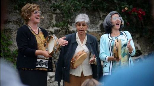 tres “cantarereiras” y “pandereteiras”, traídas por el Grupo Chévere para dar voz a todas las mujeres gallegas